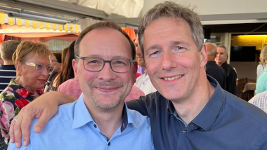 FDP-Unterfranken-Chef Karsten Klein (l.) gratuliert Peter Kreß zu seiner Wiederwahl als Erster Bürgermeister von Karlstein.