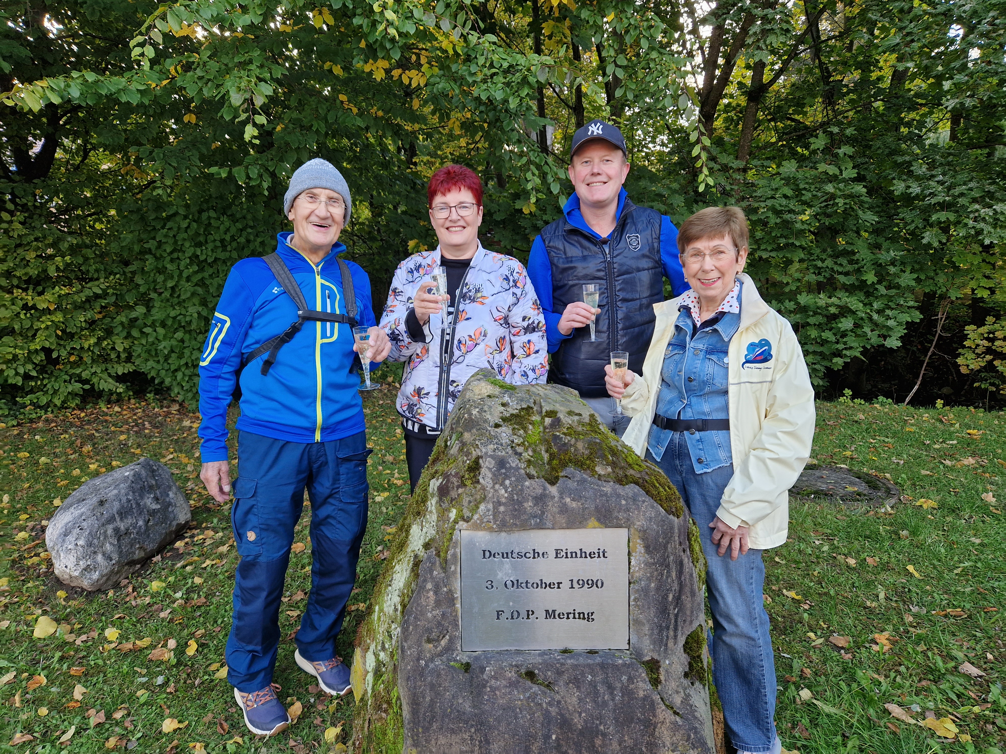Ortsverband am Gedenkstein in Mering