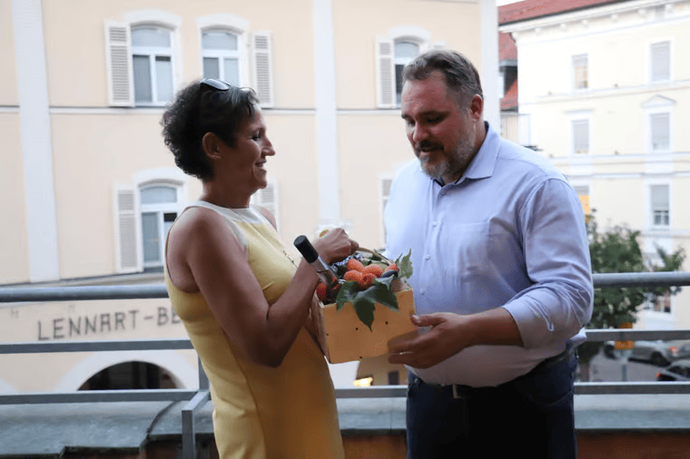 Kreisvorsitzende Angelika Fotiadis bedankt sich bei Daniel Föst (MdB). Die FDP hat zum Sommerempfang geladen. (Foto: Ronja Straub)